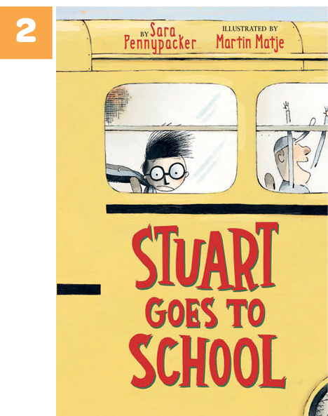 Capa de livro. Número 2. Na parte superior lê-se BY SARA PENNYPACKER, ILLUSTRATED BY MARTIN MARTJE. Na parte inferior, lê-se o título: STUART GOES TO SCHOOL. Ao fundo, há uma ilustração de um ônibus escolar amarelo com uma criança de cabelo preto, óculos redondos e olhos arregalados olhando pela janela