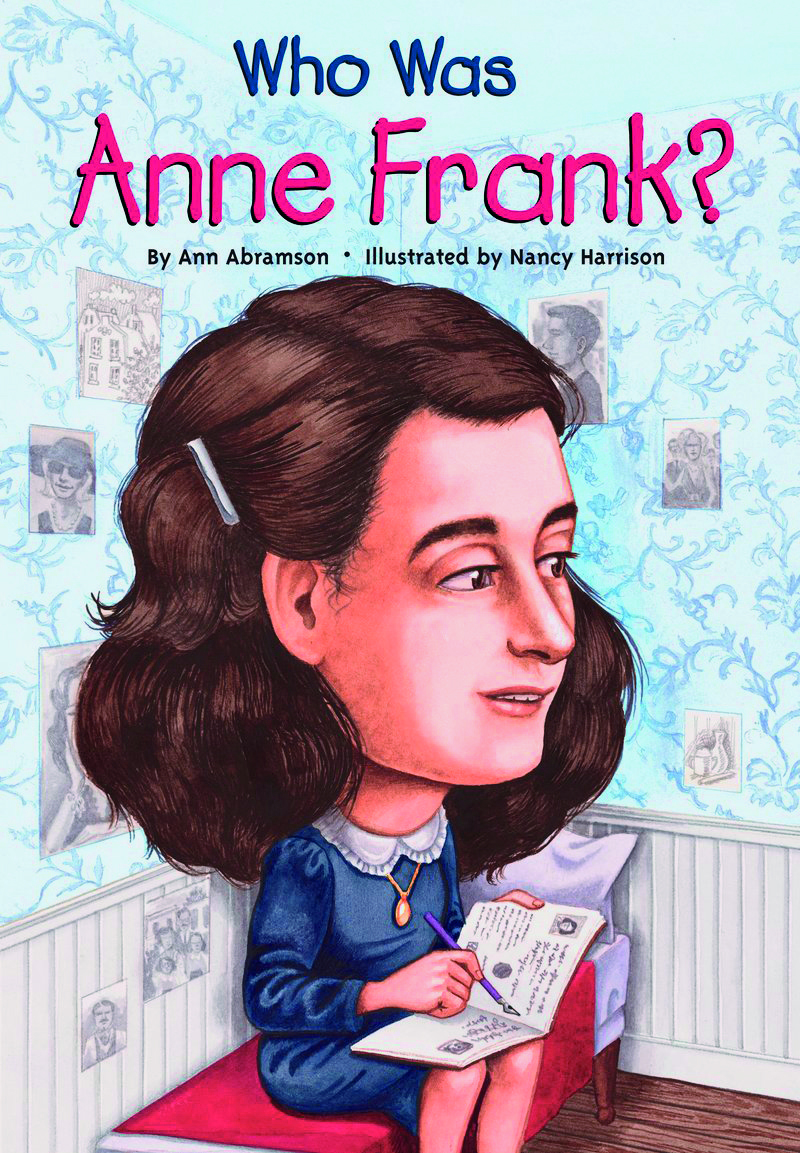 Capa de livro. Na parte superior, lê-se: WHO WAS ANNE FRANK? Abaixo lê-se BY ANN ABRAMSON, ILLUSTRATED BY NANCY HARRISON. Abaixo, há uma ilustração de uma menina de cabelo castanho, usando um vestido azul de gola branca. Ela está sentada em uma cama, sobre uma coberta vermelha, e escrevendo em um caderno. Atrás dela há uma parede com um papel de parede azul e fotografias coladas.