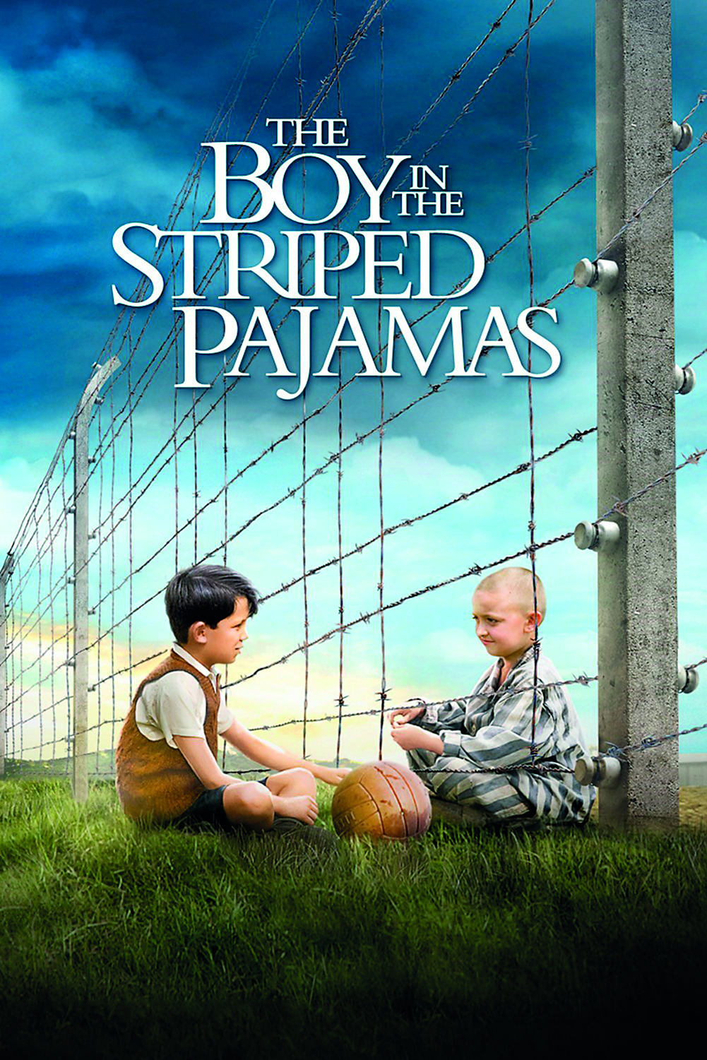 Pôster de filme. Na parte superior, lê-se o título THE BOY IN THE STRIPED PAJAMAS. Abaixo, há a fotografia de um menino usando camisa branca e colete marrom sentado na grama. Ao lado dele há uma bola de couro marrom. Na frente dele há uma cerca de arame. Do outro lado da cerca há um menino com o cabelo raspado usando roupas listradas cinza escuro e brancas. Os meninos estão um de frente para o outro.