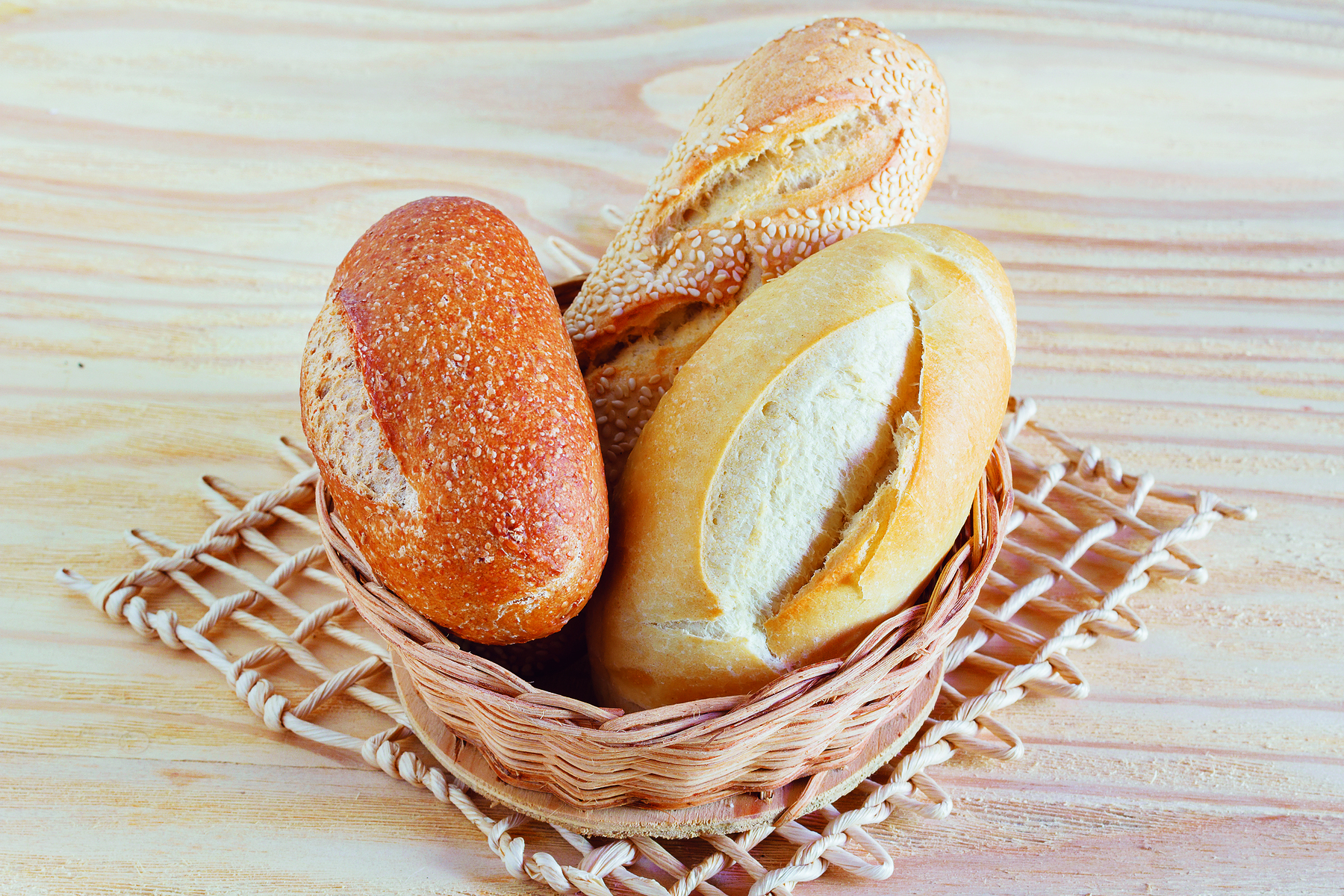 Fotografia. Uma cesta de pães.