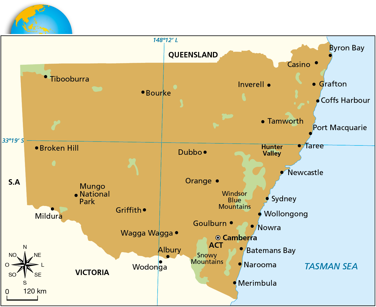 Mapa. Título: AUSTRALIA NEW SOUTH WALES (TWO THOUSAND AND TWENTY-TWO). QUEENSLAND Ilustração de um território na Austrália. Destaque para a capital CAMBERRA ao sudeste. No centro há alguns rios e lagos com cidades ao redor. No litoral leste há diversas cidades costeiras do mar TASMAN SEA. Na parte superior há um globo terrestre com destaque para a porção sudeste da Austrália. Na parte inferior esquerda há uma rosa dos ventos e, abaixo dela, a escala.