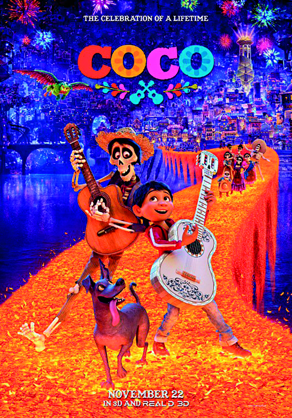 Pôster de filme. Acima, lê-se o título COCO. Abaixo há um esqueleto usando um chapéu e tocando um violão. Ao lado há um menino usando um agasalho vermelho tocando violão. À frente deles há um cachorro marrom com a língua de fora. Eles estão sobre uma passarela amarela e vermelha e, atrás deles, há outras pessoas.