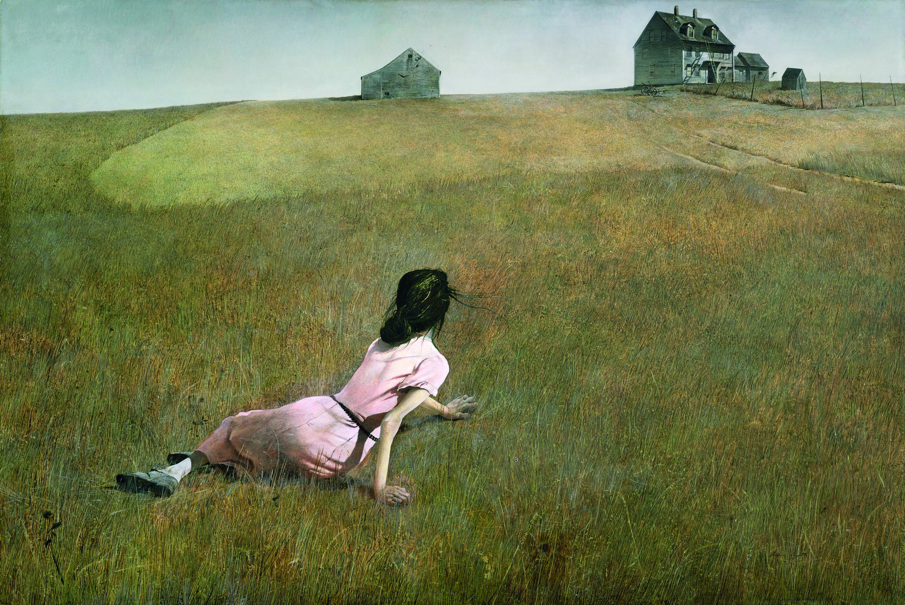 Pintura. Uma mulher de cabelo preto penteado para trás, usando um vestido rosa, está deitada em um campo de grama, apoiando-se sobre as mãos. Ela está olhando para o fundo, onde há um campo extenso e três casas.