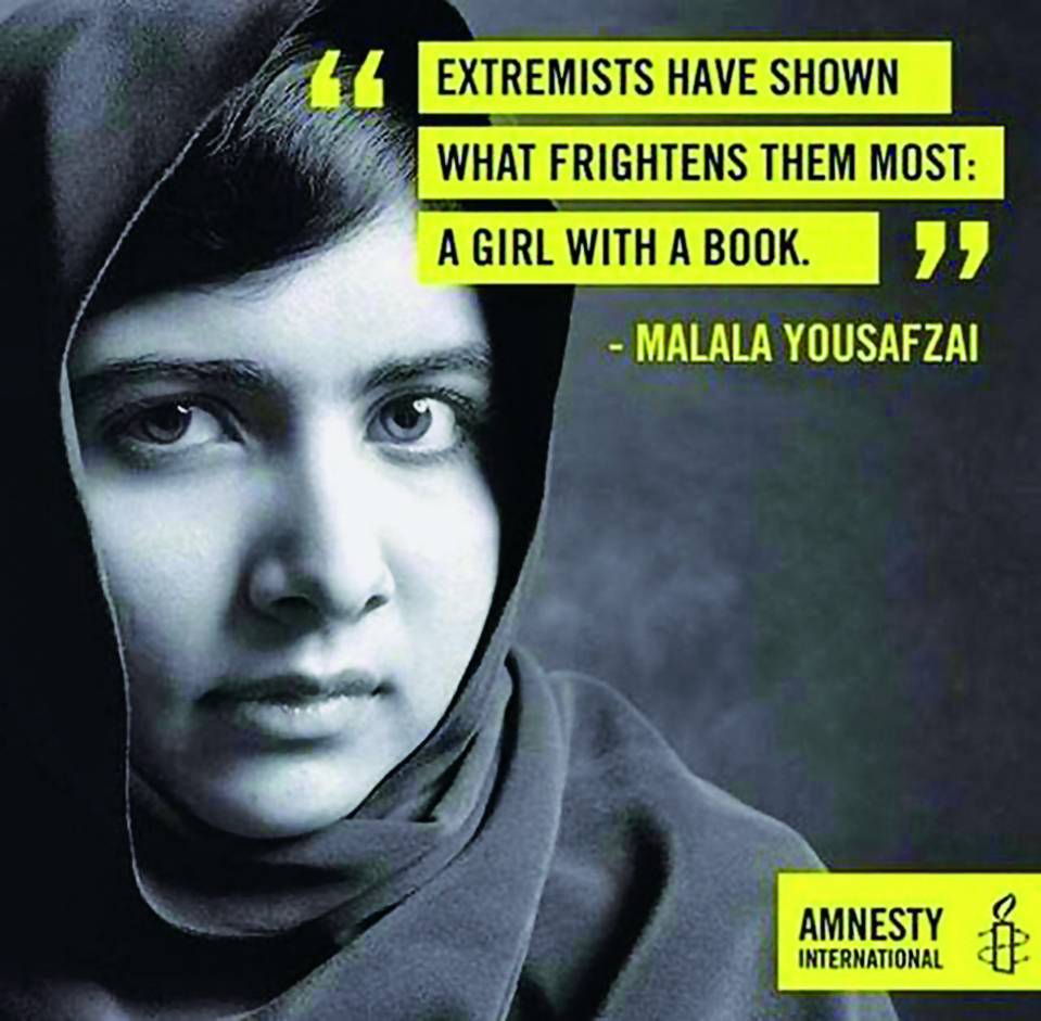 Pôster. Imagem em preto e branco da ativista Malala Yousafzai, uma mulher de cabelo liso com um tecido ao redor da cabeça. Na frente, texto: extremists have shown whats frightens them most: a girl with a book. Malala Yousafzai.