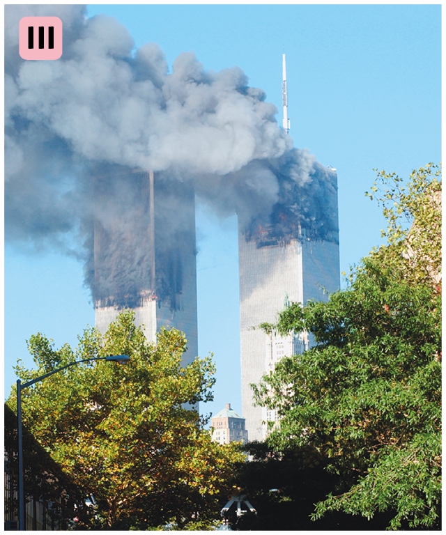 Fotografia. Número três. As duas torres do World Trade Center envoltas em fumaça e chamas.