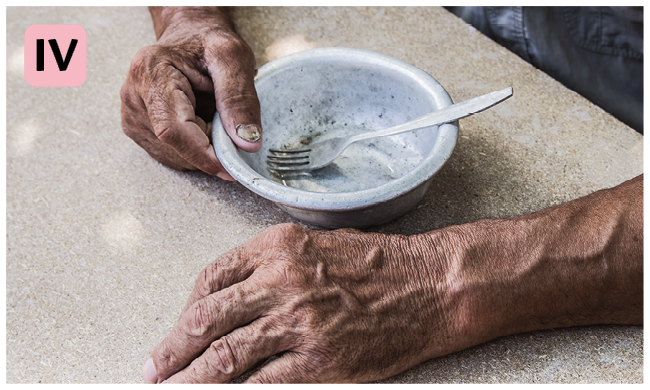 Fotografia. Número quatro. Destaque para as mãos de uma pessoa, enrugada, segurando uma cumbuca vazia com um garfo dentro.