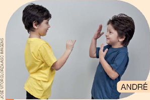 IMAGEM: dois menininhos se comunicando por gestos, pela linguagem de sinais. FIM DA IMAGEM.