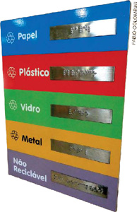 IMAGEM: placas indicando as lixeiras de papel, plástico, vidro, metal e não reciclável. ao lado de cada palavra, há uma placa de metal com as traduções em braile. FIM DA IMAGEM.
