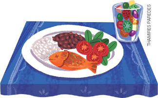 IMAGEM: um prato com arroz, feijão, um peixe, salada verde e tomate. ao lado, um pote de salada de frutas. FIM DA IMAGEM.