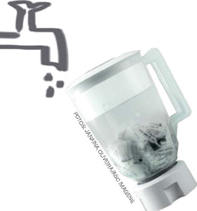 IMAGEM: imagem 2. pedaços de papel molhados dentro de um copo de liquidificador com água. FIM DA IMAGEM.