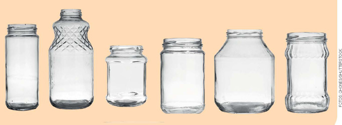 IMAGEM: potes de vidro transparentes, de tamanhos e larguras diferentes. FIM DA IMAGEM.