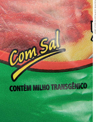 IMAGEM: destaque de uma embalagem alimentar com o texto: com sal. contém milho transgênico. FIM DA IMAGEM.