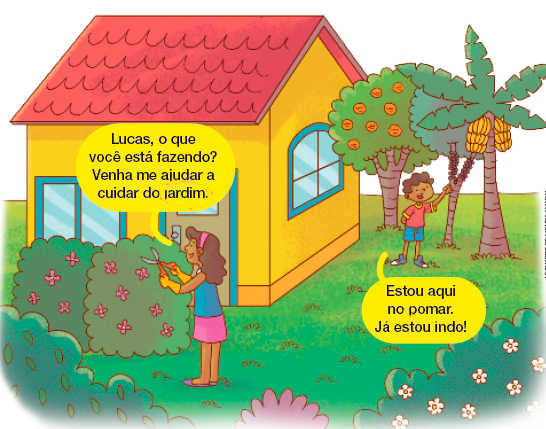 IMAGEM: casa cercada por grama, arbustos e árvores ilustrados. na lateral da casa, lucas está próximo a árvores frutíferas e mexe em cachos de banana. em frente à casa, uma mulher adulta poda um arbusto florido. FIM DA IMAGEM.