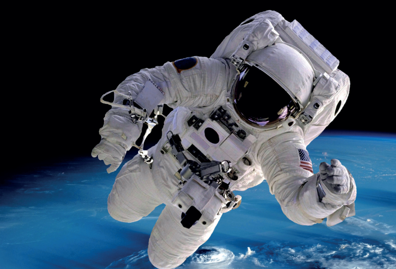 IMAGEM: um astronauta com roupas espaciais no espaço. atrás dele, o planeta terra. FIM DA IMAGEM.