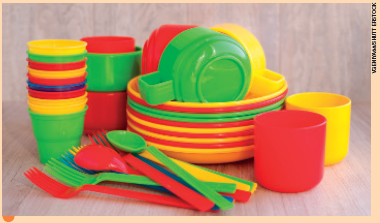 IMAGEM: objetos de cozinha feitos de plástico, como copos, canecas, pratos e talheres. FIM DA IMAGEM.