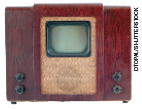 IMAGEM: uma televisão antiga feita em caixa de madeira. a tela é pequena. abaixo dela há uma caixa de som quase do mesmo tamanho. nas laterais há botões. FIM DA IMAGEM.