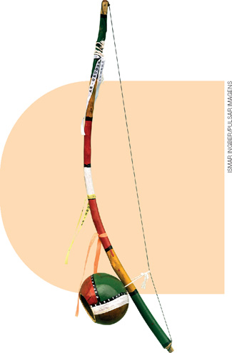 IMAGEM: instrumento musical constituído por uma longa vara em formato de arco e com um fio preso nas duas extremidades. na base, uma cabaça cortada ao meio funciona como caixa de ressonância. FIM DA IMAGEM.