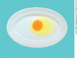 IMAGEM: a segunda, mostra a gema e a clara do ovo de galinha depositadas sobre um prato. FIM DA IMAGEM.