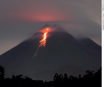 IMAGEM: um vulcão ativo. lava escorre da cratera em direção ao solo. FIM DA IMAGEM.
