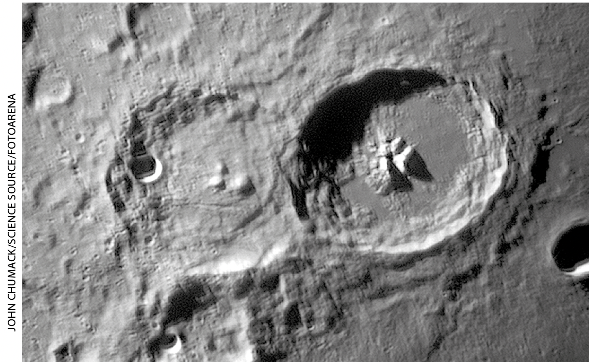 IMAGEM: superfície lunar cheia de crateras. FIM DA IMAGEM.