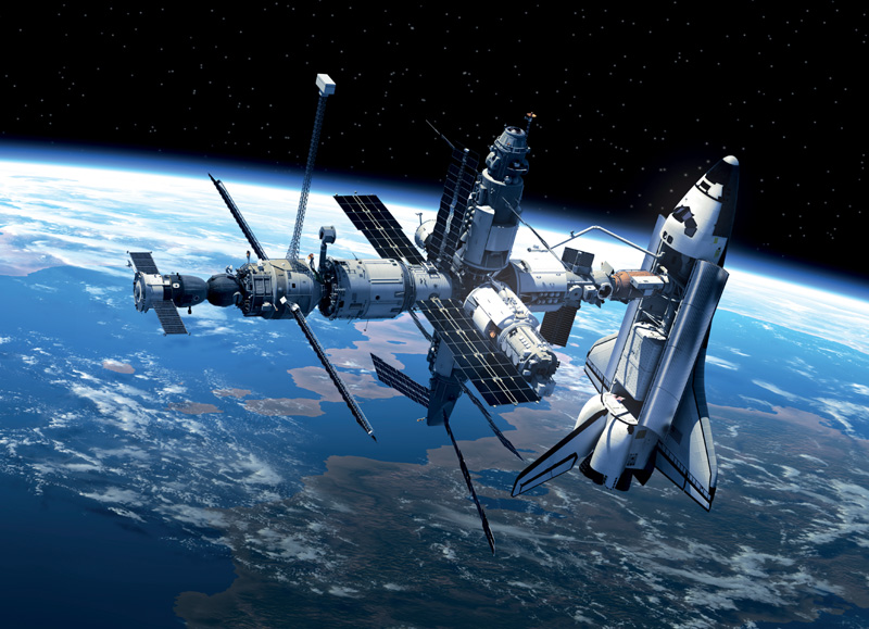 IMAGEM: página dupla. estação espacial internacional orbitando a terra. uma nave com a bandeira dos estados unidos está acoplada à estação. FIM DA IMAGEM.