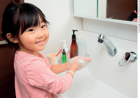 IMAGEM: menina lavando as mãos. FIM DA IMAGEM.