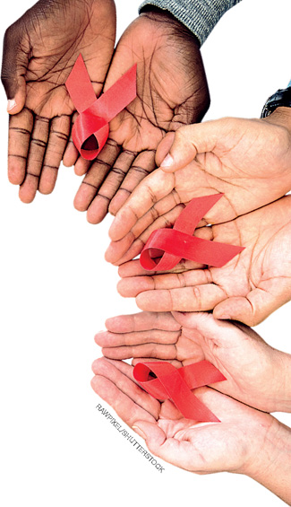 IMAGEM: três pares de mãos de diferentes etnias, segurando um laço vermelho em cada. FIM DA IMAGEM.