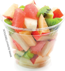 IMAGEM: pote transparente com frutas picadas em seu interior, tais como: kiwi, melancia, maçã e melão. FIM DA IMAGEM.