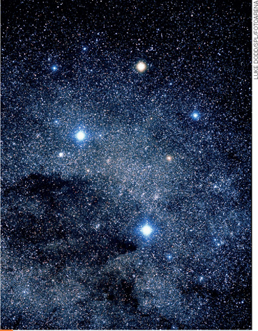 IMAGEM: Área no céu com destaque para a Constelação Cruzeiro do Sul, cercada por milhões de outras estrelas. FIM DA IMAGEM.