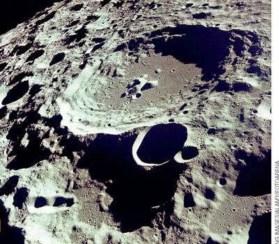 IMAGEM: registro feito por um satélite mostra crateras na superfície da lua. FIM DA IMAGEM.