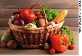 IMAGEM: Cesta de vime cheia de verduras e hortaliças como por exemplo: milho, pimentão, tomates, cebolas, rabanete, alface, brócolis e chuchu. FIM DA IMAGEM.