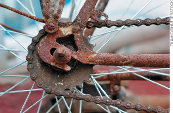 IMAGEM: corrente enferrujada de uma bicicleta velha. FIM DA IMAGEM.