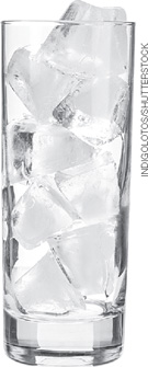 IMAGEM: copo de vidro transparente cheio de cubos de gelo. FIM DA IMAGEM.