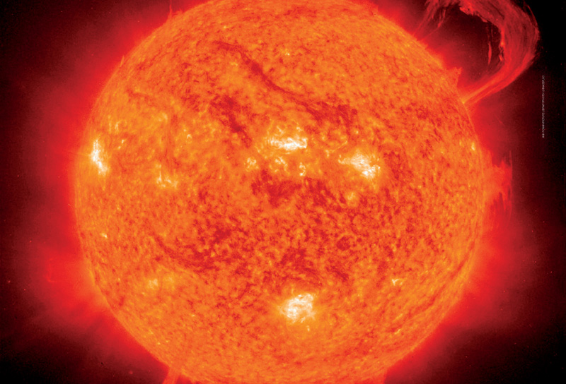 IMAGEM: página dupla, indicando o início da unidade quatro. na ilustração há uma fotografia real do sol obtida por uma sonda espacial onde se observa as erupções em seu interior. FIM DA IMAGEM.