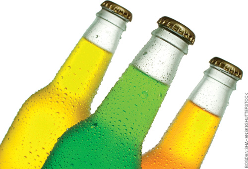 IMAGEM: três garrafas de vidro fechadas contendo líquidos coloridos. todas elas estão cobertas por gotas de água. FIM DA IMAGEM.