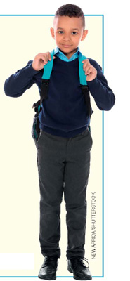 IMAGEM: um garotinho usando mochila escolar nas costas. FIM DA IMAGEM.