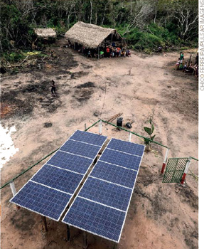 IMAGEM: painel solar em uma aldeia indígena. FIM DA IMAGEM.