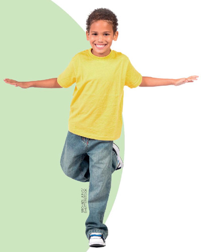 IMAGEM: garotinho de pé, com seus braços abertos e uma das pernas dobrada para trás. FIM DA IMAGEM.