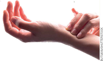 IMAGEM: pessoa levando os dedos da mão direita ao pulso esquerdo para medir a pulsação. FIM DA IMAGEM.