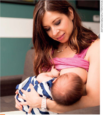 IMAGEM: uma mulher amamentando um bebê. FIM DA IMAGEM.