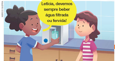 IMAGEM: duas crianças conversando, uma delas está enchendo um copo com água em um filtro enquanto diz: letícia, devemos sempre beber água filtrada ou fervida!. FIM DA IMAGEM.