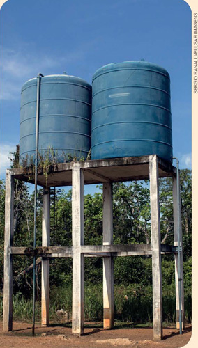 IMAGEM: duas caixas de água suspensas em uma estrutura de concreto. FIM DA IMAGEM.