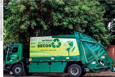 IMAGEM: caminhão responsável pela coleta de lixo reciclável. FIM DA IMAGEM.