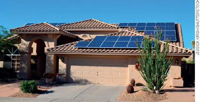 IMAGEM: casa com painéis para captação de energia solar instalados sobre o telhado. FIM DA IMAGEM.