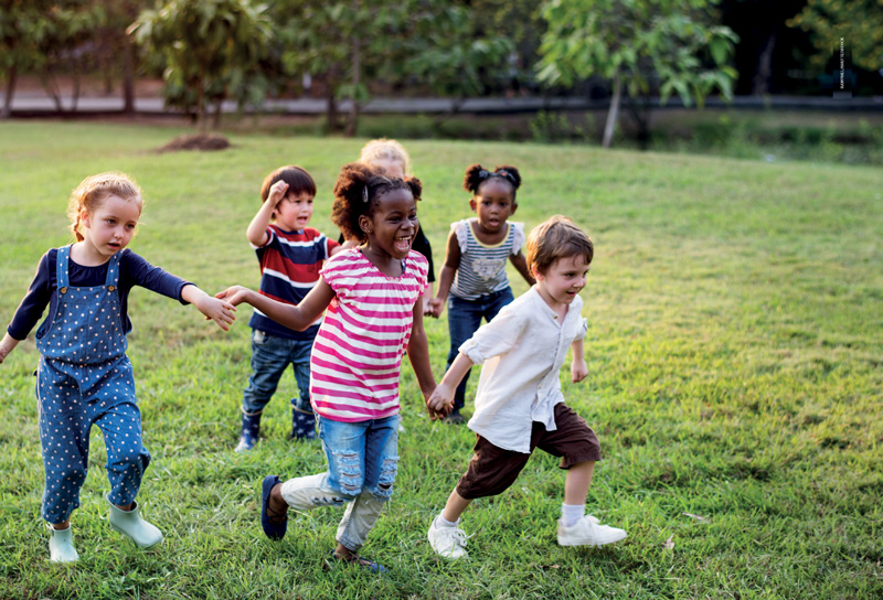 IMAGEM: a fotografia que inicia a unidade 1 mostra algumas crianças rindo e brincando em um gramado. elas correm de mãos dadas e usam roupas casuais como calças jeans e camisetas. as crianças possuem características físicas diferentes, como cor de pele e tipo de cabelo. FIM DA IMAGEM.