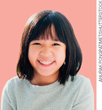 IMAGEM: uma menina asiática com franja e cabelo preto e liso na altura do pescoço. FIM DA IMAGEM.