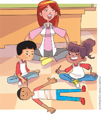 IMAGEM: o menino e a menina estão sentados no chão e pintam o recorte do corpo com lápis de cor. a professora está atrás deles e observa a atividade. FIM DA IMAGEM.
