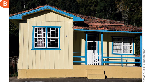IMAGEM: b. uma casa térrea feita de madeira. na frente da casa, há uma pequena varanda protegida com uma cerca pintada de azul. FIM DA IMAGEM.