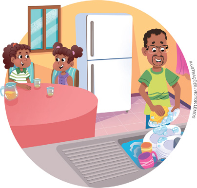 IMAGEM: um homem lava a louça na pia da cozinha enquanto duas crianças conversam e tomam suco, sentadas à mesa. FIM DA IMAGEM.