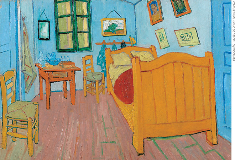IMAGEM: pintura: quarto em arles, de Vincent van gógue. ela mostra um quarto com paredes pintadas de azul, que tem uma cama, duas cadeiras, uma mesa e quadros nas paredes. uma toalha e algumas roupas estão penduradas em ganchos. sobre a mesa estão alguns objetos. a cama está arrumada e não há objetos no chão. a janela está entreaberta. FIM DA IMAGEM.